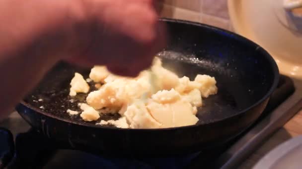 Potatoes fried in a black frying pan — Stock Video