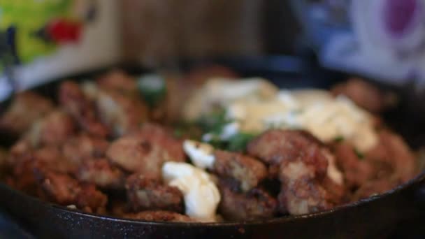 La carne è fritta in una padella per friggere il primo piano — Video Stock