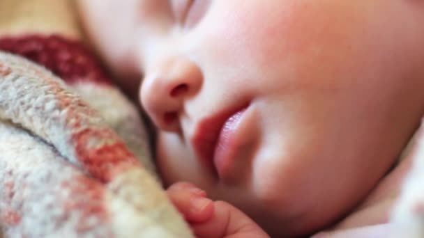 眠っている小さな幼児がクローズアップして横たわっている — ストック動画