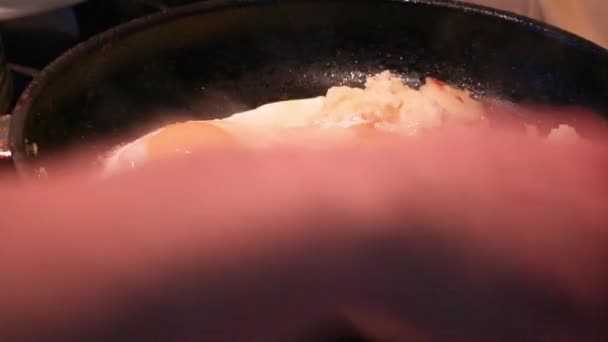 Картопля смажена в чорній сковороді — стокове відео