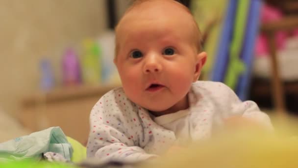 Niña Sonriente Con Grandes Ojos Azules Acostada Boca Abajo Cama — Vídeo de stock