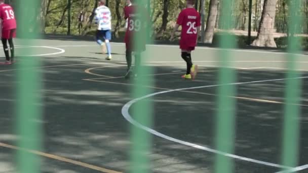 Kaliningrado 2019.adolescentes em camisetas vermelhas jogando futebol — Vídeo de Stock