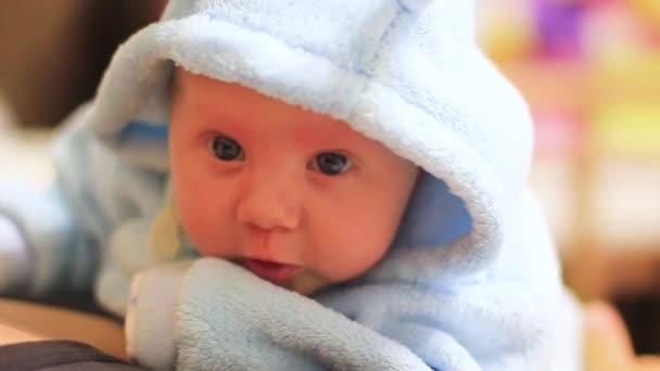 Sorrindo Pequena Menina Com Grandes Olhos Azuis Deitada Sua Barriga — Vídeo de Stock