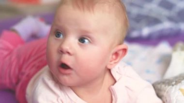 küçük bir bebek bir oyuncak ile kanepede midesinde yatan