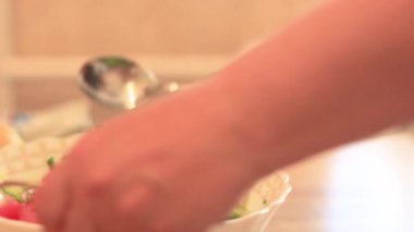 Kadın eli yakın plan sebze salatasını karıştır