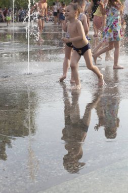 Kaliningrad 2019.yetişkin,çocuk ve gençler şehir çeşmesinde yıkan