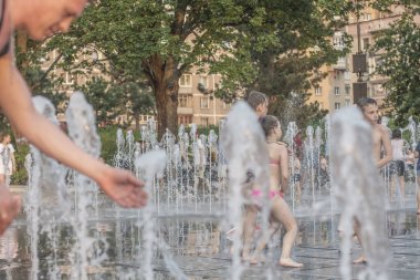 Kaliningrad 2019.yetişkin,çocuk ve gençler şehir çeşmesinde yıkan