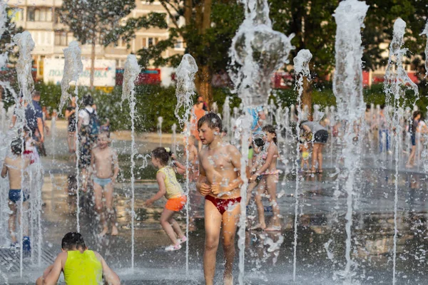 カリーニングラード2019 子供やティーンエイジャーは 市内の噴水で入浴 ロイヤリティフリーのストック画像