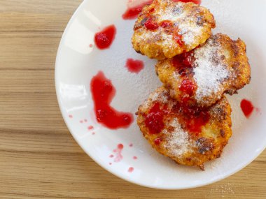 Kuru üzümlü cheesecakes. beyaz tabak yakın çekim cheesecakes.