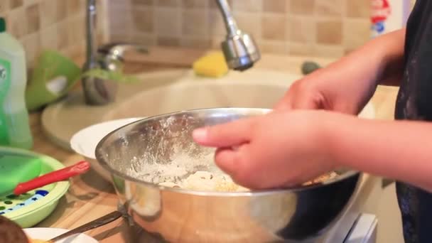 Mãos femininas fazendo bolas de massa para fritar — Vídeo de Stock