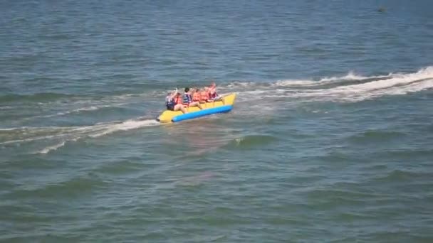 Svetlogorsk 2019.people haben Spaß am sea.ride eine aufblasbare Banane — Stockvideo