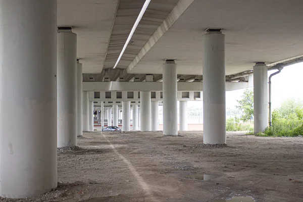 Witte Betonnen Pijlers Van Brug Bodem Aanzicht Van Brug Stockfoto