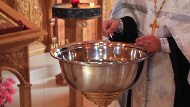 The service in the Church.father conducts the rite of baptism — Stock Video