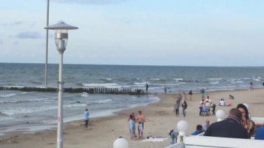 Rusya Zelenogradsk 2019. Insanlar sahilde yürümek ve denizde yüzmek