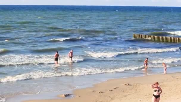 Rússia Zelenogradsk 2019. as pessoas andam na praia e nadam no mar — Vídeo de Stock