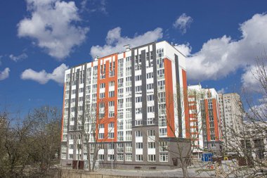 mavi gökyüzü yakın çekim bir arka plan üzerinde konut bina