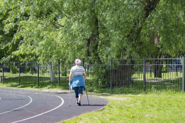 Spor. yaşlı kadın stadyumda Nordic yürüyüş meşgul