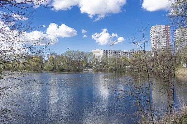 Park Meer Stad Tegen Blauwe Hemel — Stockfoto