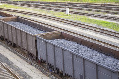 railway.wagons parça üzerinde duran kömür yüklü