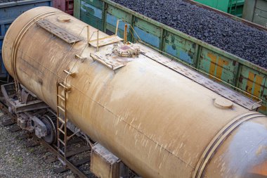 railway.wagons parça üzerinde duran kömür yüklü