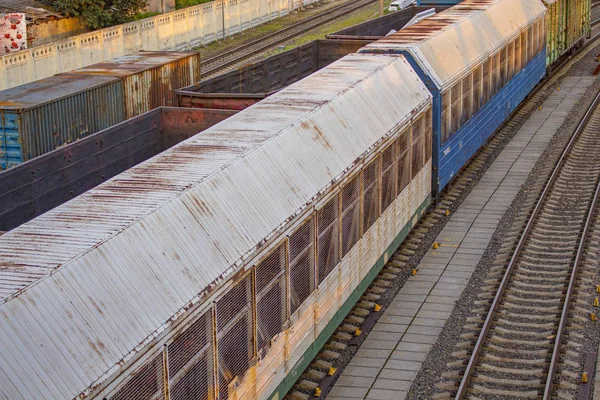满载煤炭的货车站在铁轨上 — 图库照片