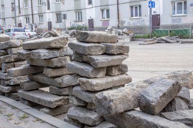 yolların onarımı.sökülen yoldan kaldırım asfalt üzerinde yatıyor