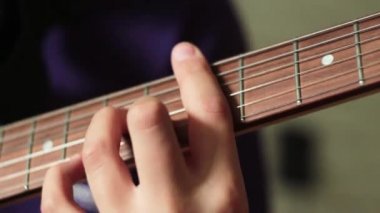 eller erkekler yakın çekim gitar çalma