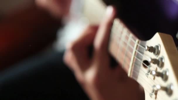 Χέρια άνδρες κοντινό-up παίζοντας κιθάρα — Αρχείο Βίντεο