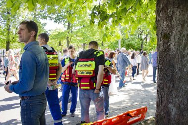 Rusya Kaliningrad 2019 ambulans personeli sokakta duran yelekler içinde