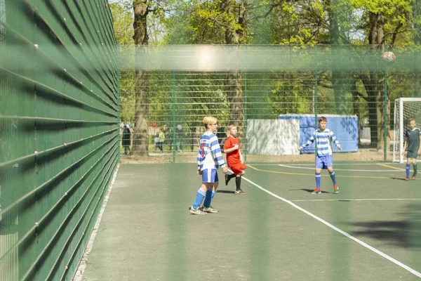 Russia Kaliningrad 2019 Adolescenti Che Giocano Calcio Sull Area Coperta — Foto Stock