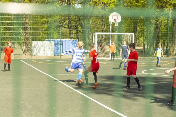 Russia Kaliningrad 2019 Teenagers Playing Football Covered Area — Stock Photo, Image