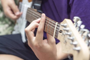 adam eller closeup gitar çalmak