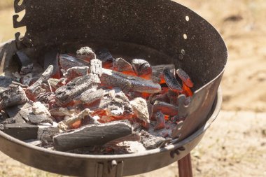 ızgarada yanan kırmızı sıcak kömürler