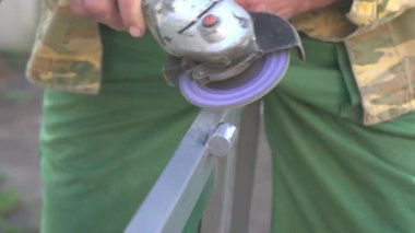 Öğütücüyle çalışan bir adamın elleri.