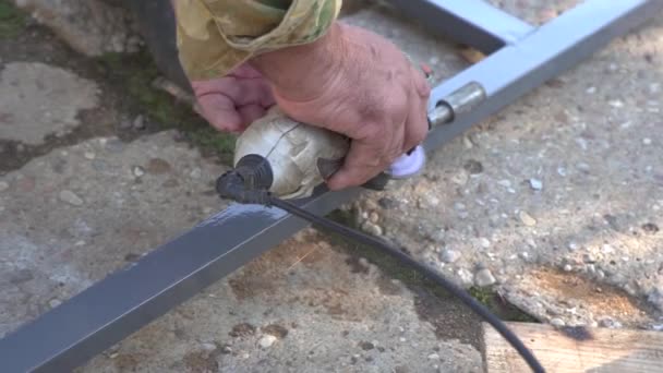 Handen van een man die met een molen werkt — Stockvideo