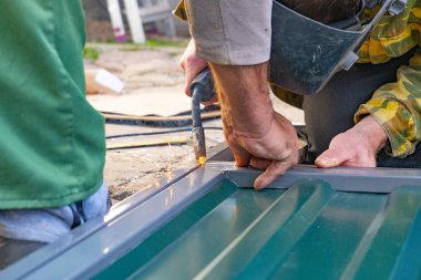 Metal kaynakçılığı yapan adamların elleri