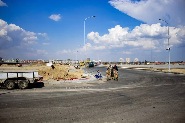 Maquinaria Construcción Carreteras Encuentra Carretera Contra Cielo Azul — Foto de Stock