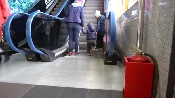 Russie Kaliningrad 2019 Personnes Grimper Escalator Sommet — Video