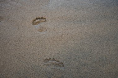 Deniz kumlarında insan ayak izleri.