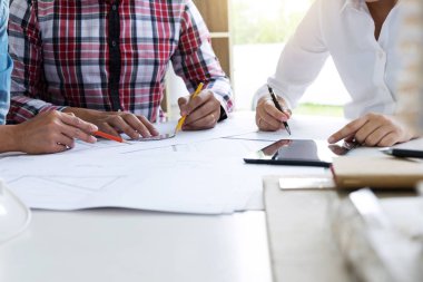 Plan, Toplantı ortak meslektaşları ile çalışan ve mimari proje, inşaat kavramı için araçları mühendislik mühendisi çalıştığı mimar.