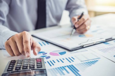 İş adamı veya muhasebeci mali yatırım hesap makinesi hesaplamak analiz iş ve Pazar büyüme mali belge veri grafiği ve yazma, muhasebe, ekonomik, ticari ile çalışma.