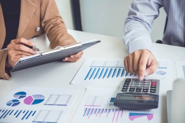 İş kişi konferans ve çizelgeler ve grafikler onların başarılı takım çalışması, iş kavramı sonuçlar tartışıyor.