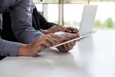 İki yönetici iş arkadaşı hesap makinesi üzerinde Finansal yatırım üzerinde tartışıyor ve analiz yapıyor tablet üzerinde hesaplama yapıyor Finansal belge veri grafiğindeki iş ve pazar büyümesini analiz ediyor.