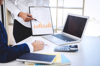 Takım çalışması iş arkadaşları danışmanlık ve tanıtım yeni strateji planı iş ve Pazar büyüme mali belge Grafik rapor, profesyonel meslek, ortak toplantı ve tartışma.