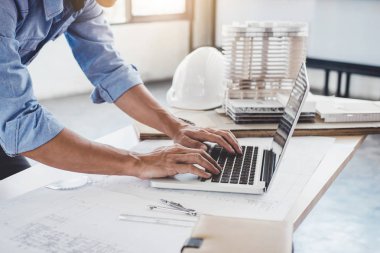 Bina ve araçlar çalışma sitedeki mühendislik inşaat kavramı, mimar veya blueprint, yeni proje planı için çalışan mühendis model.
