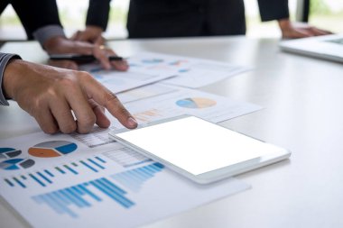 Toplantı başlangıç iş adamları grup, genç yaratıcı iş arkadaşlarınızla ekibi ve ofis planı proje yeni tartışırken, Girişimciler, takım çalışması, beyin fırtınası, planları, profesyonel yatırımcı analiz.