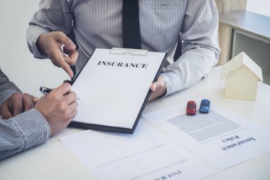 Araba ve ev sigorta kavramı, sunma aracı komisyoncu ve karar verme işareti sigorta formu anlaşması, ev ve araba modeli için müşteri için bakın.