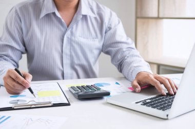 İş muhasebeci ya da bankacı, işadamı hesaplamak ve analizi ile hisse senedi mali endeksi ve finansal maliyeti akıllıca ve dikkatle, yatırım ve kavram kaydetme.