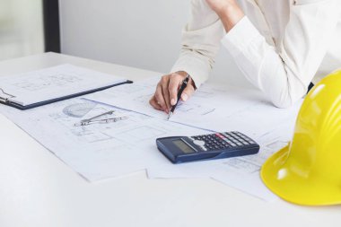 Proje, mimar ya da ilerleme, inşaat ve yapı kavramı içinde mimari projesi için plan üzerinde çalışan için çalışma alanı öğeleri araçları.