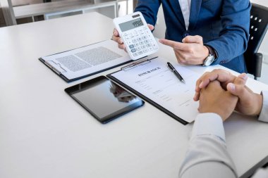 Analiz ediliyor ve bir araba sigortası, Ajan karar işadamı sunu detaylara hesap makinesini kullanarak ve bitirmek onun cevap bekliyorum.